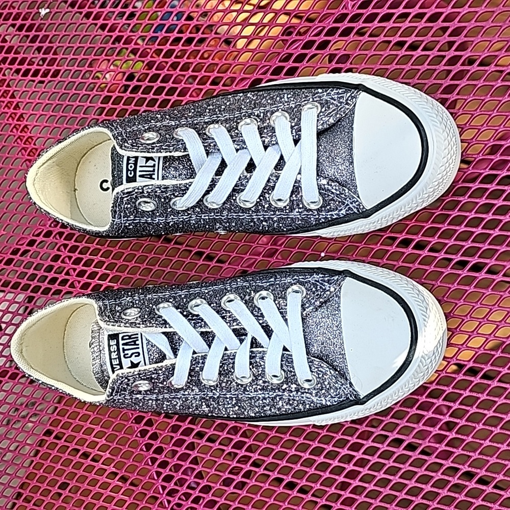 CoNVeRSe GLiTTeR KiCKS NWT SiZe 7